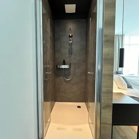 Glashaus Mit 3 Gaestezimmer 3*