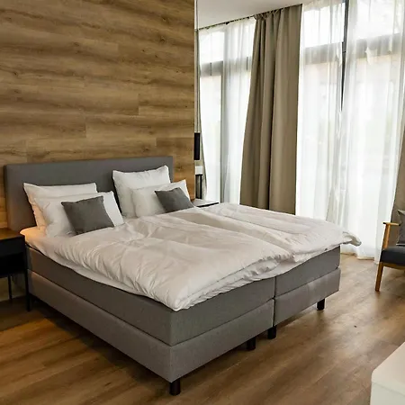 Glashaus Mit 3 Gaestezimmer