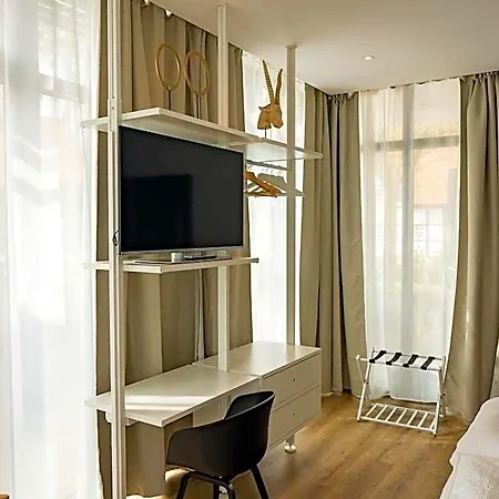 Glashaus Mit 3 Gaestezimmer Hotel apartamentowy 3*
