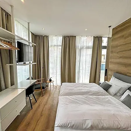 Glashaus Mit 3 Gaestezimmer Hotel apartamentowy