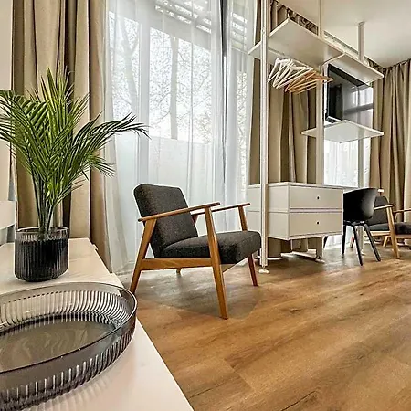 Glashaus Mit 3 Gaestezimmer