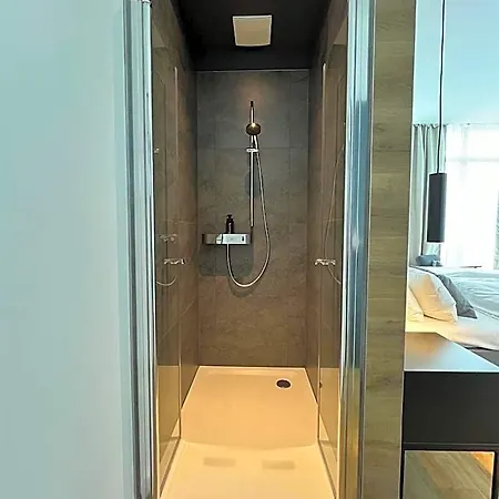 Glashaus Mit 3 Gaestezimmer 3*