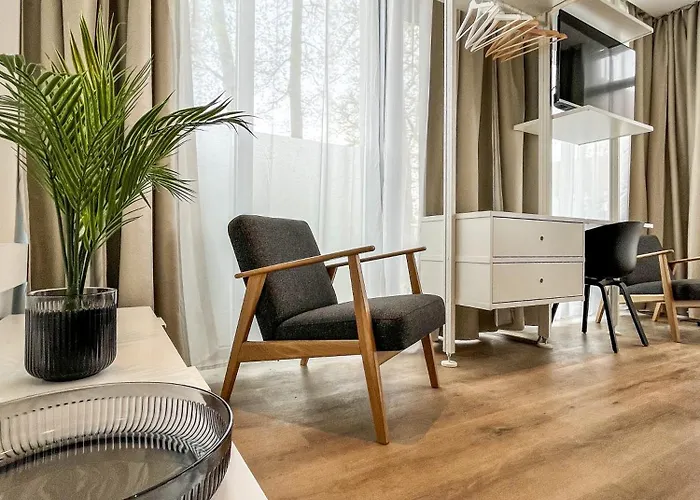 Glashaus Mit 3 Gaestezimmer Aparthotel