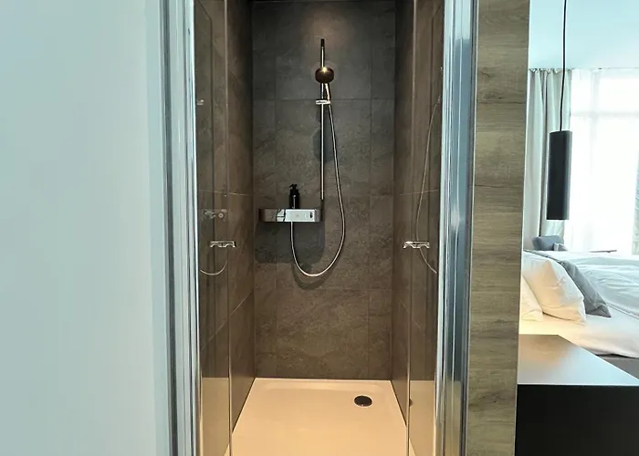 Glashaus Mit 3 Gaestezimmer 3*