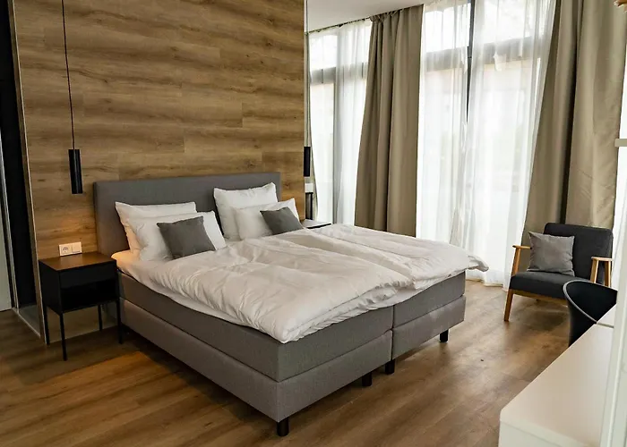 Glashaus Mit 3 Gaestezimmer