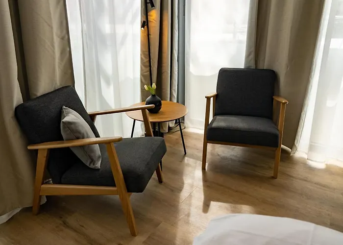 Glashaus Mit 3 Gaestezimmer Aparthotel