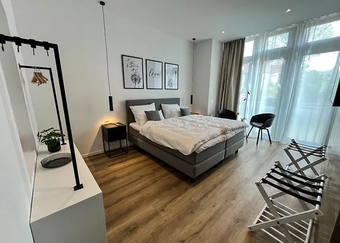 Glashaus Mit 3 Gaestezimmer Aparthotel